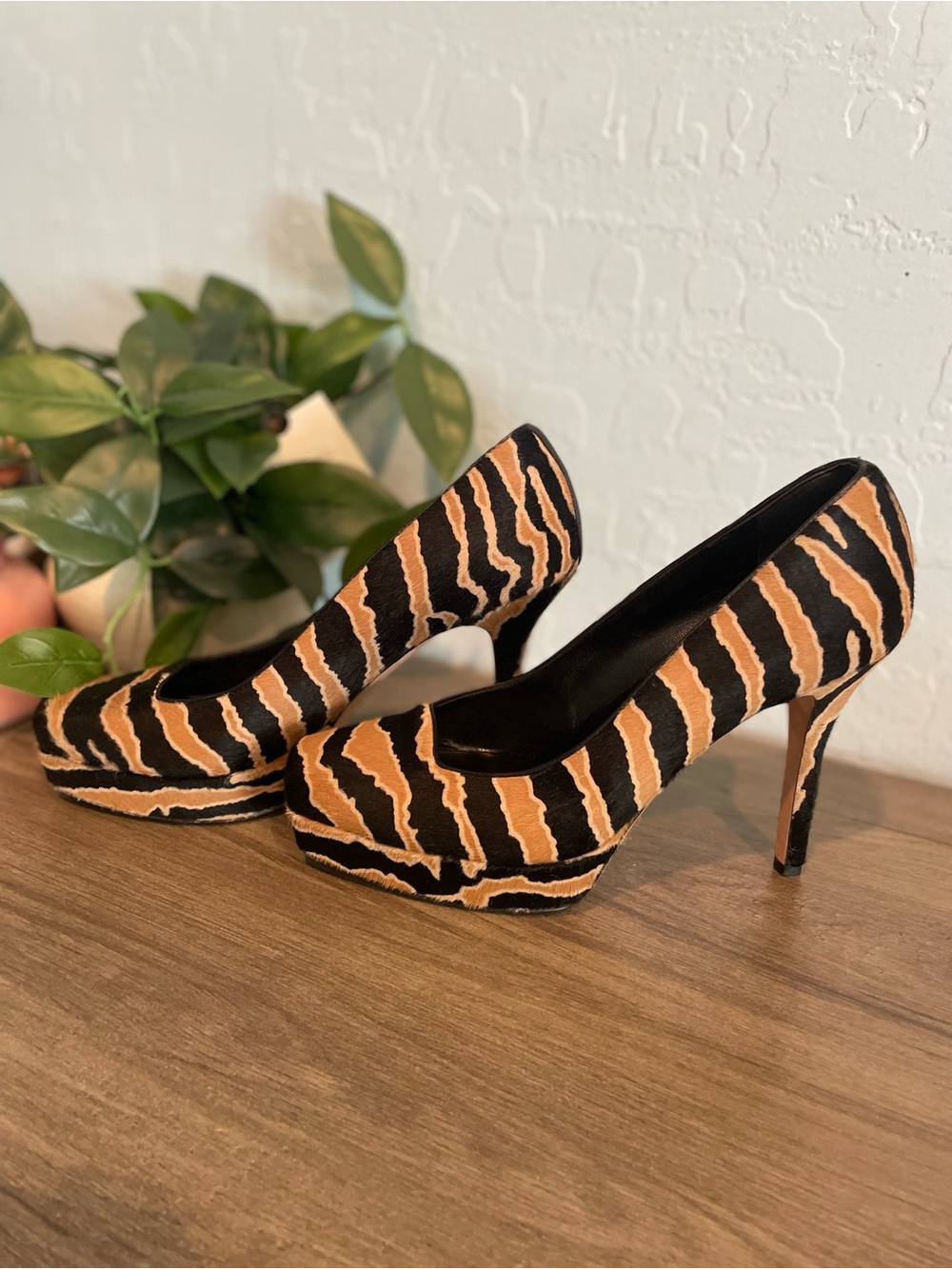 Gucci Animal-Print Platform Pumps - Black & Tan